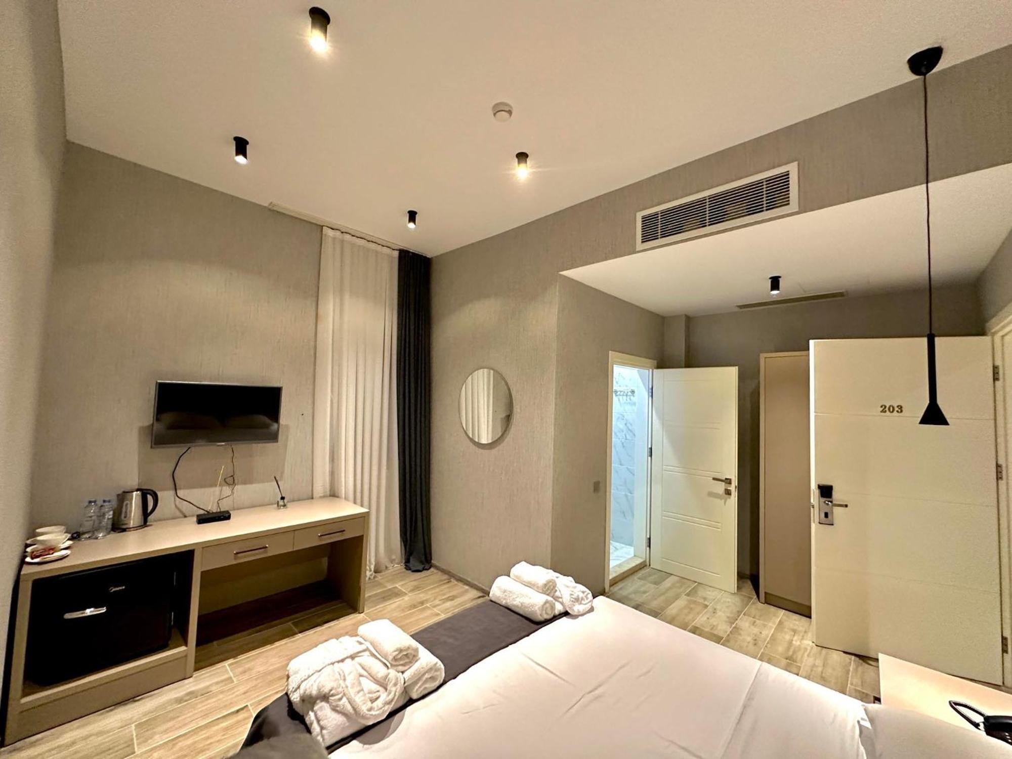 Emerald Hotel Batumi Exterior photo